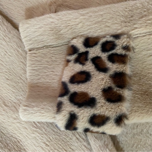 Coco and Carmen L:XL faux
Fur Felt Trench wrap coat. 🧥Animal Print Detail Cuff - Picture 4 of 5